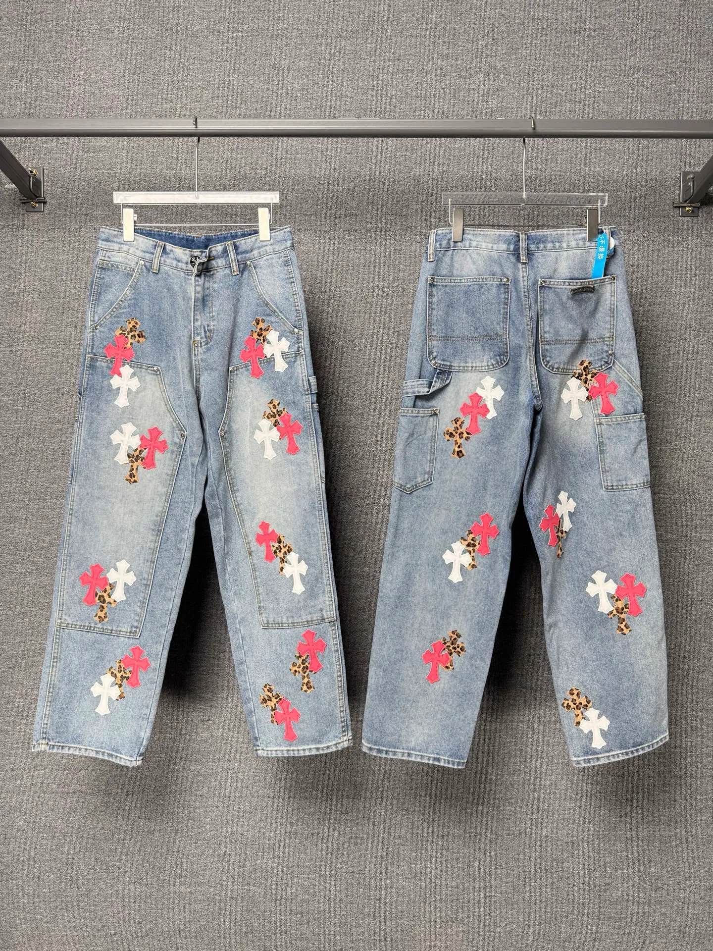 P280 💰 (Top version) Chrome Hearts CH Chrome Hearts blue and white multi-color patchwork leather-splashed denim American work trousers, full set of hardware molding, hand-made tassels on the hem, frayed and destroyed design, white genuine leather and then patching, genuine Levi's jeans base plate, disassembled and spliced, heavy washed, stylish and handsome upper body, very clear brand recognition, very highlighting the overall sense of style A pair of pants with impeccable overall craftsmanship. Same style for men and women. Color: blue. Size: 28-30-32-34-36 (corresponds to S-M-L-XL-XXL)